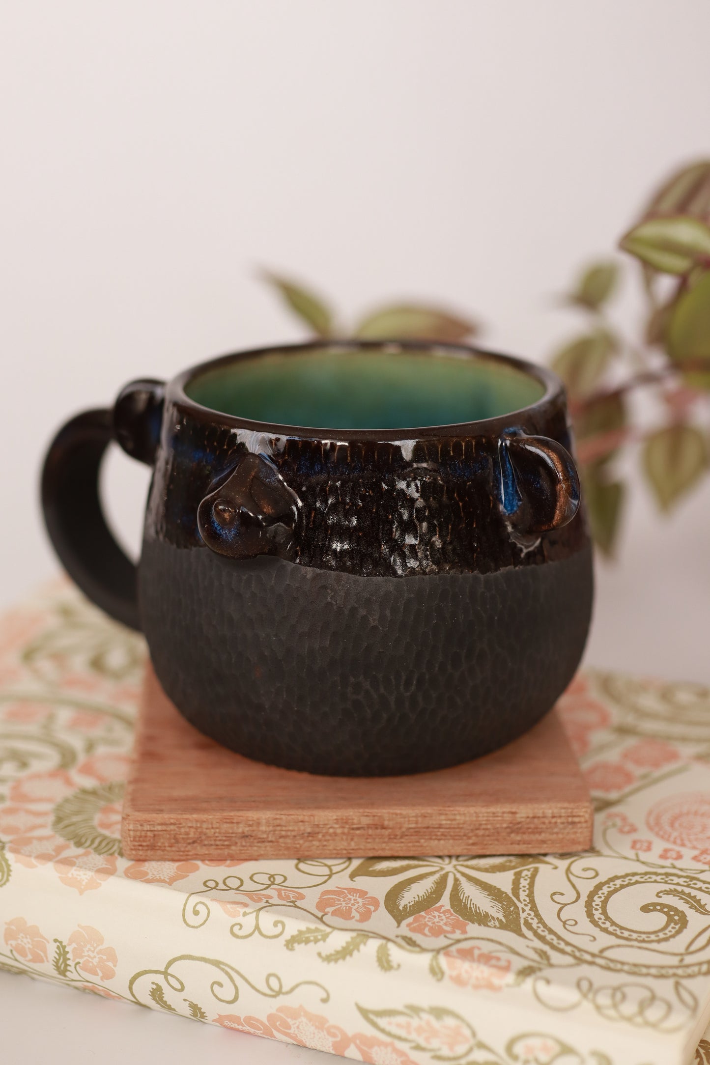 Taza texturada de osito negra