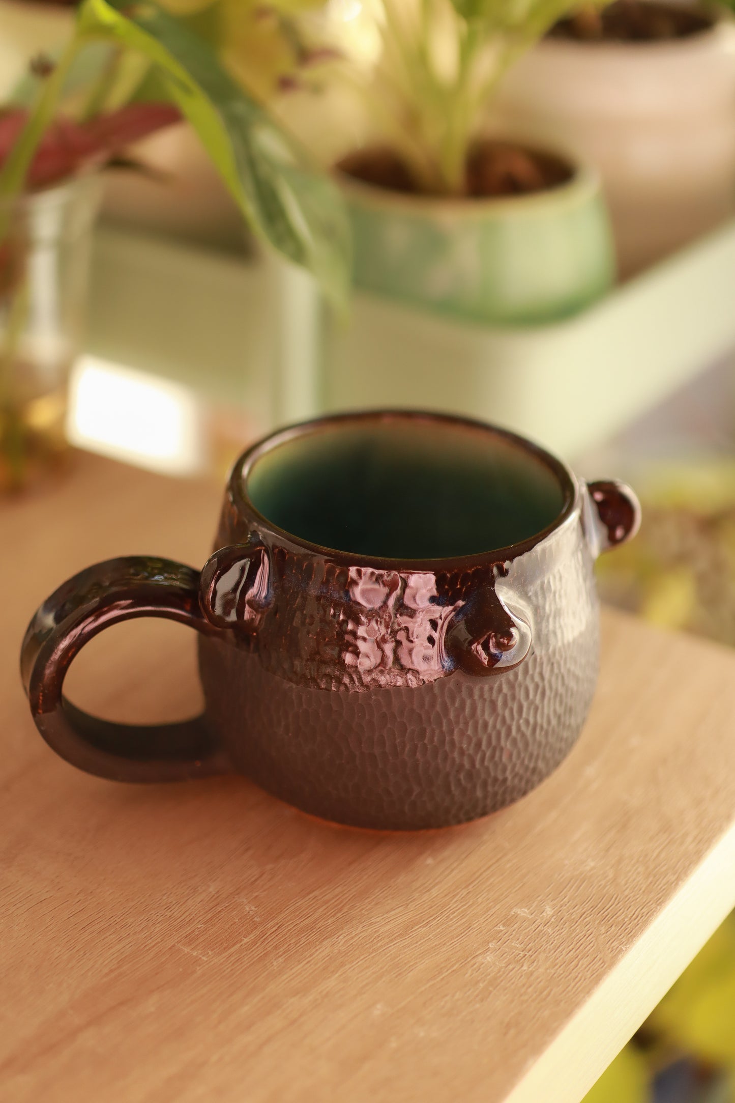 Taza texturada de osito negra