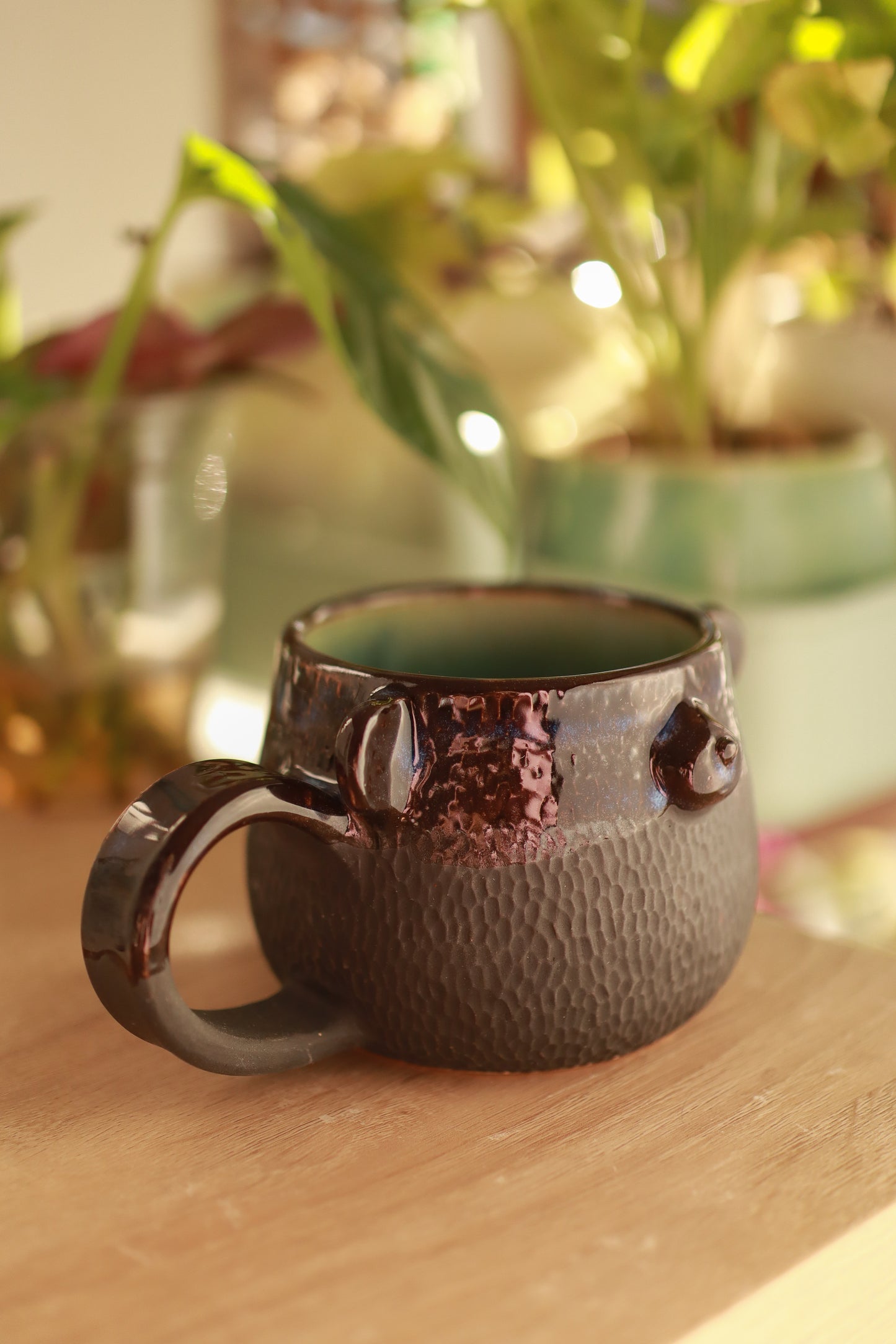 Taza texturada de osito negra