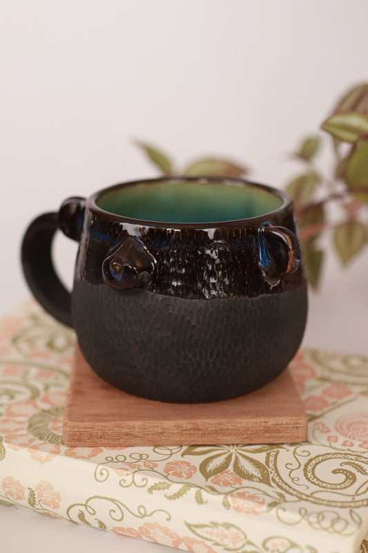 Taza texturada de osito negra